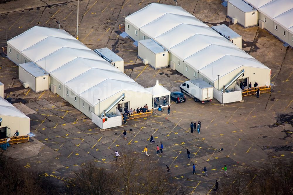 Luftaufnahme Bochum - Flüchtlingsheim- und Asylunterkunfts- Gebäude - Zeltstadt Aufbau einer Flüchtlingsunterkunft in Leichbauweise auf dem ehemaligen Parkplatz an der Wittener Straße in Bochum im Bundesland Nordrhein-Westfalen