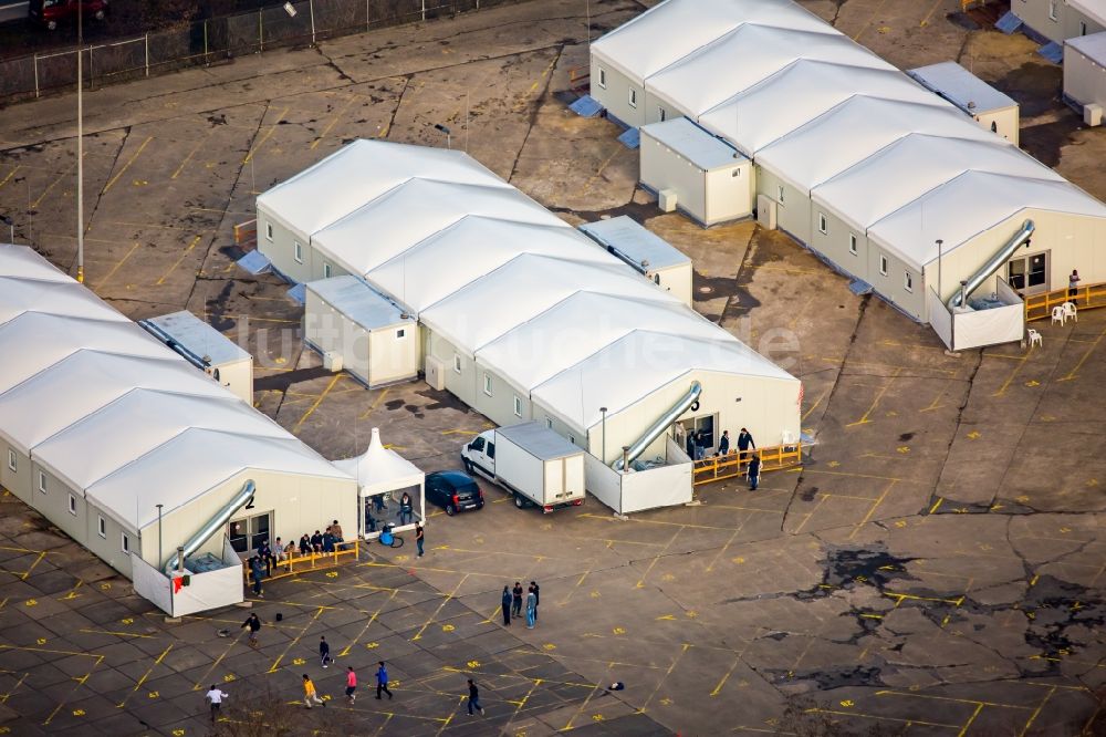 Bochum von oben - Flüchtlingsheim- und Asylunterkunfts- Gebäude - Zeltstadt Aufbau einer Flüchtlingsunterkunft in Leichbauweise auf dem ehemaligen Parkplatz an der Wittener Straße in Bochum im Bundesland Nordrhein-Westfalen