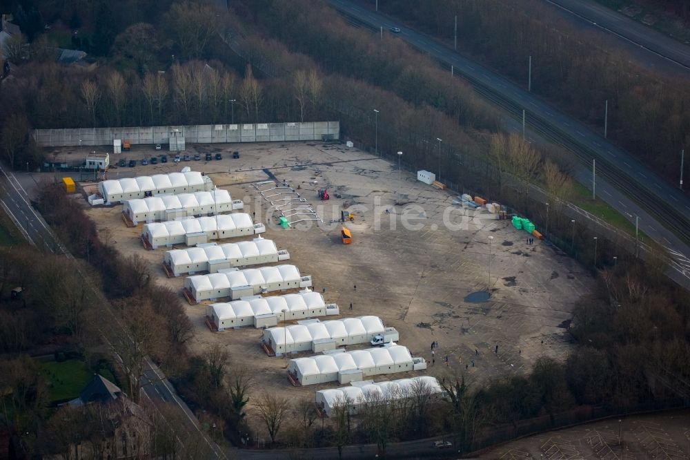 Bochum von oben - Flüchtlingsheim- und Asylunterkunfts- Gebäude - Zeltstadt Aufbau einer Flüchtlingsunterkunft in Leichbauweise auf dem ehemaligen Parkplatz an der Wittener Straße in Bochum im Bundesland Nordrhein-Westfalen