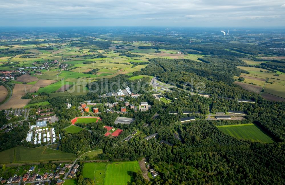 Selm aus der Vogelperspektive: Flüchtlingsheim- und Asylunterkunfts- Gebäude - Zeltstadt auf dem Gelände der Landes- Polizei- Schule in Selm im Bundesland Nordrhein-Westfalen