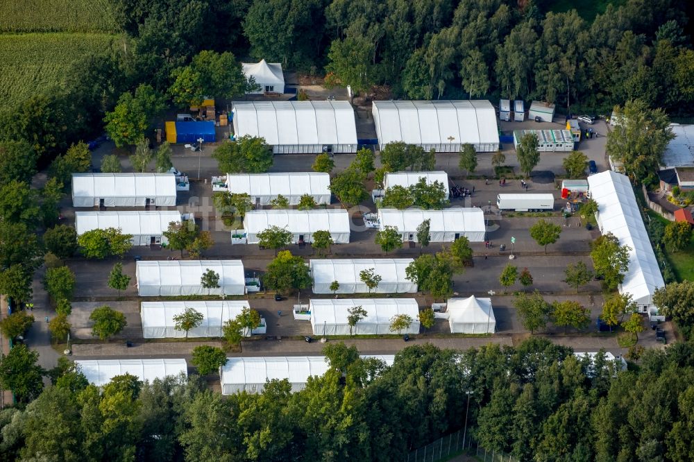 Luftaufnahme Selm - Flüchtlingsheim- und Asylunterkunfts- Gebäude - Zeltstadt auf dem Gelände der Landes- Polizei- Schule in Selm im Bundesland Nordrhein-Westfalen