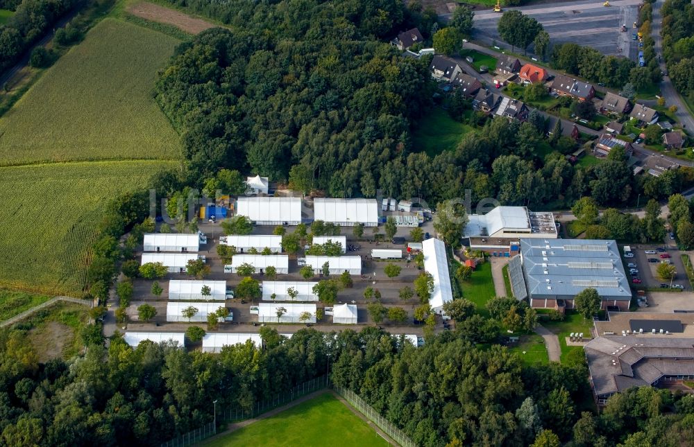 Selm aus der Vogelperspektive: Flüchtlingsheim- und Asylunterkunfts- Gebäude - Zeltstadt auf dem Gelände der Landes- Polizei- Schule in Selm im Bundesland Nordrhein-Westfalen