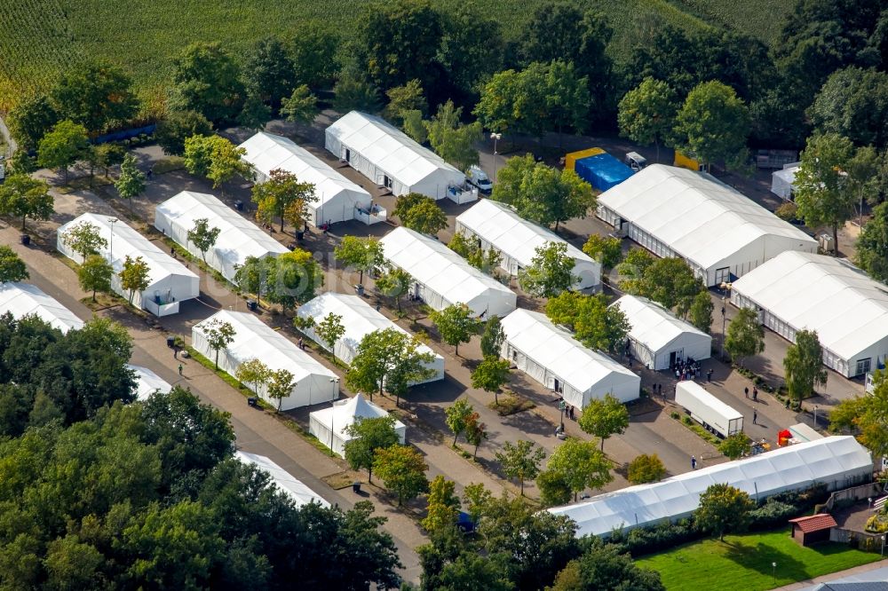 Luftaufnahme Selm - Flüchtlingsheim- und Asylunterkunfts- Gebäude - Zeltstadt auf dem Gelände der Landes- Polizei- Schule in Selm im Bundesland Nordrhein-Westfalen