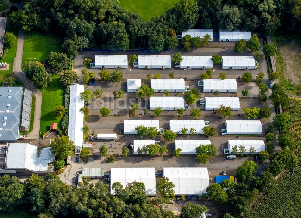 Selm von oben - Flüchtlingsheim- und Asylunterkunfts- Gebäude - Zeltstadt auf dem Gelände der Landes- Polizei- Schule in Selm im Bundesland Nordrhein-Westfalen