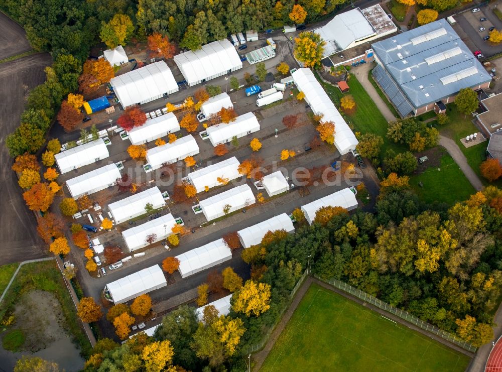 Selm aus der Vogelperspektive: Flüchtlingsheim- und Asylunterkunfts- Gebäude - Zeltstadt auf dem Gelände der Landes- Polizei- Schule in Selm im Bundesland Nordrhein-Westfalen