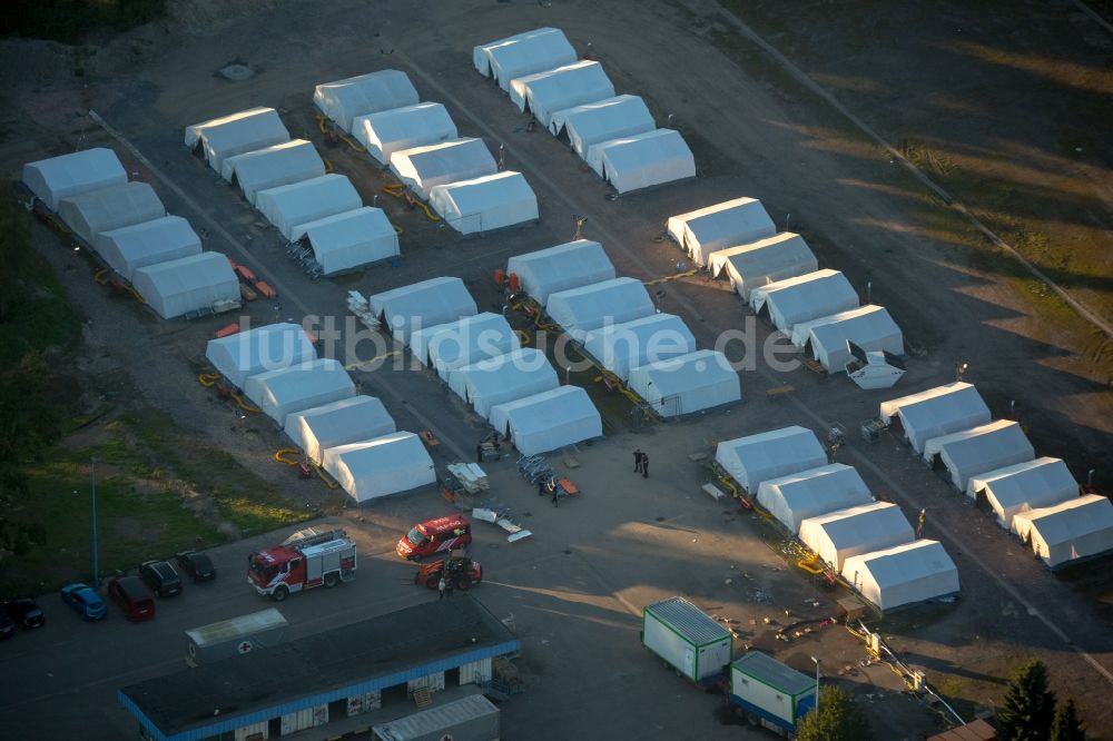 Luftaufnahme Duisburg - Flüchtlingsheim- und Asylunterkunfts- Gebäude der Zeltstadt im Stadtteil Walsum in Duisburg im Bundesland Nordrhein-Westfalen