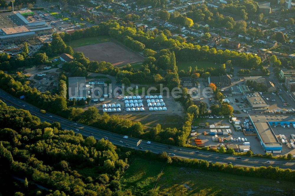 Duisburg aus der Vogelperspektive: Flüchtlingsheim- und Asylunterkunfts- Gebäude der Zeltstadt im Stadtteil Walsum in Duisburg im Bundesland Nordrhein-Westfalen