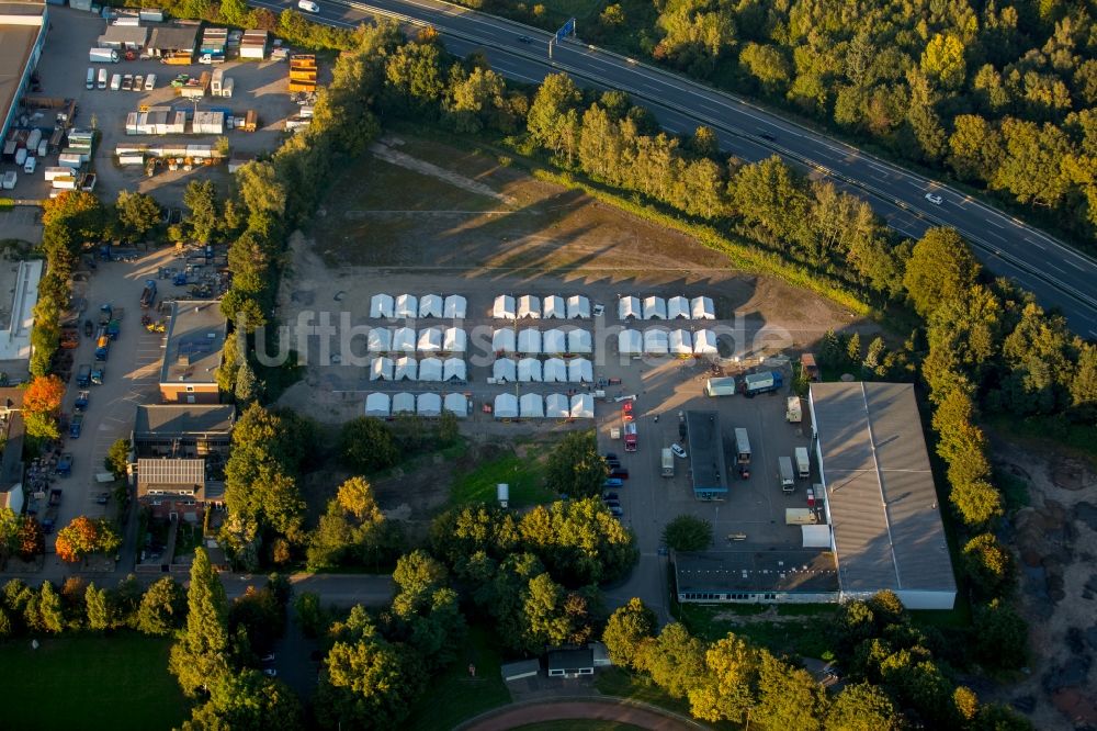 Duisburg aus der Vogelperspektive: Flüchtlingsheim- und Asylunterkunfts- Gebäude der Zeltstadt im Stadtteil Walsum in Duisburg im Bundesland Nordrhein-Westfalen