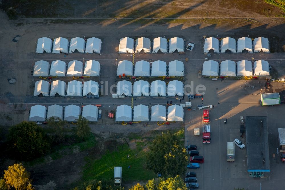 Luftbild Duisburg - Flüchtlingsheim- und Asylunterkunfts- Gebäude der Zeltstadt im Stadtteil Walsum in Duisburg im Bundesland Nordrhein-Westfalen