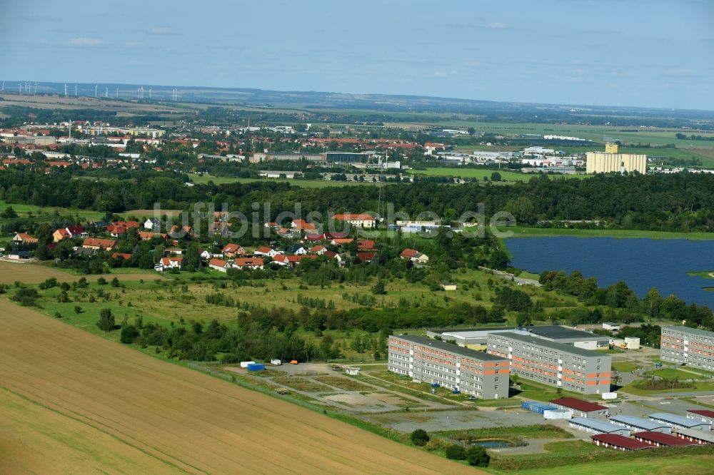 Halberstadt von oben - Flüchtlingsheim- und Asylunterkunfts- Gebäude Zentrale Anlaufstelle für Asylbewerber an der Friedrich-List-Straße im Ortsteil Klussiedlung in Halberstadt im Bundesland Sachsen-Anhalt, Deutschland