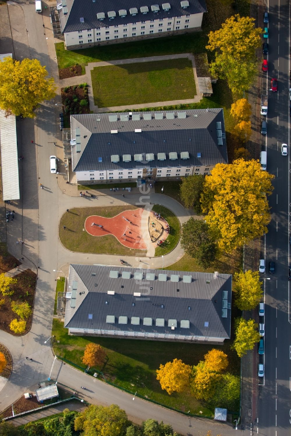 Luftaufnahme Hamm - Flüchtlingsheim- und Asylunterkunfts- Gebäude in der Zentralen Unterbringungseinrichtung ZUE im herbstlichen Hamm im Bundesland Nordrhein-Westfalen