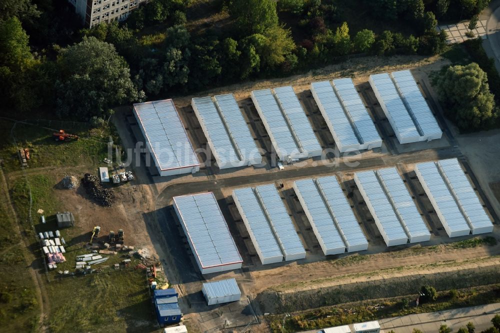 Berlin aus der Vogelperspektive: Flüchtlingsheim- und Asylunterkunfts- Gebäude Zossener Straße in Berlin