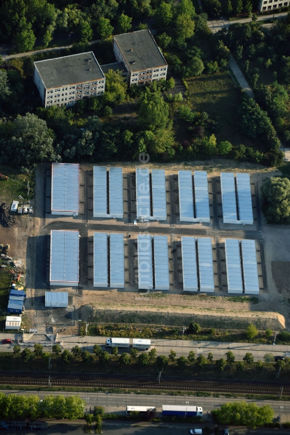 Berlin von oben - Flüchtlingsheim- und Asylunterkunfts- Gebäude Zossener Straße in Berlin