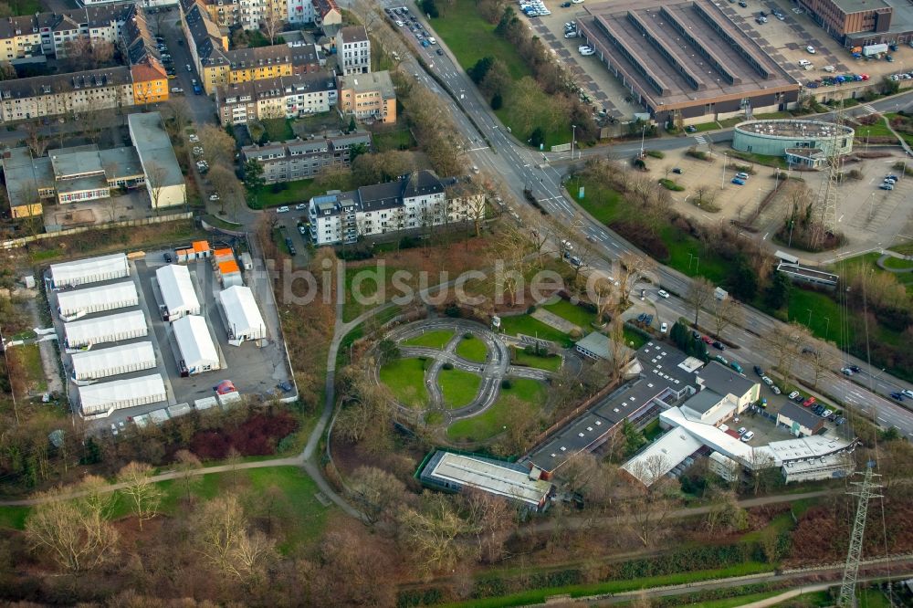 Luftbild Essen - Flüchtlingsheim- und Asylunterkunfts- Zeltlager als Behelfsunterkunft an der Altenbergstraße auf dem ehemaligen Sportplatz Altenbergshof in Essen im Bundesland Nordrhein-Westfalen