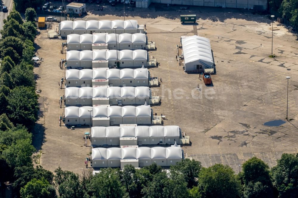 Bochum aus der Vogelperspektive: Flüchtlingsheim- und Asylunterkunfts- Zeltlager als Behelfsunterkunft ehemaliger Werksparkplatz Alte Wittener Straße in Bochum im Bundesland Nordrhein-Westfalen