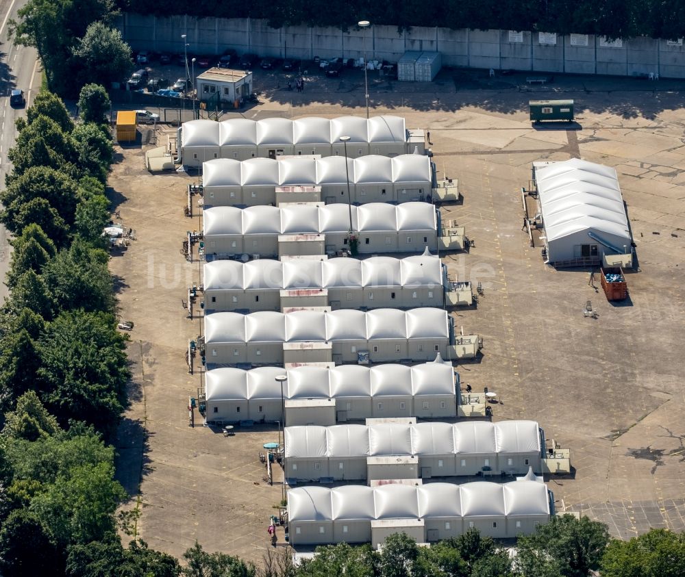 Bochum von oben - Flüchtlingsheim- und Asylunterkunfts- Zeltlager als Behelfsunterkunft ehemaliger Werksparkplatz Alte Wittener Straße in Bochum im Bundesland Nordrhein-Westfalen