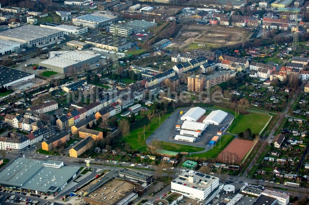 Essen von oben - Flüchtlingsheim- und Asylunterkunfts- Zeltlager als Behelfsunterkunft an der Erbslöhstraße in Essen im Bundesland Nordrhein-Westfalen