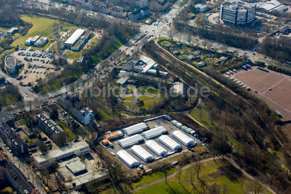 Essen aus der Vogelperspektive: Flüchtlingsheim- und Asylunterkunfts- Zeltlager als Behelfsunterkunft auf dem Sportplatz Bernetalschule an der Altenberger Straße in Essen im Bundesland Nordrhein-Westfalen