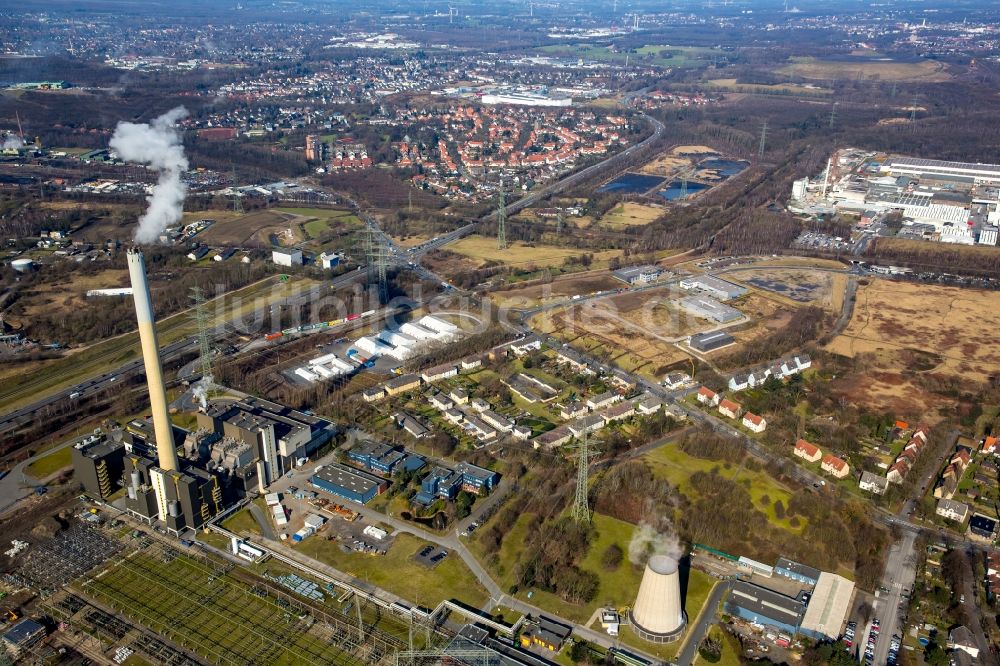 Essen aus der Vogelperspektive: Flüchtlingsheim- und Asylunterkunfts- Zeltlager als Behelfsunterkunft im Stadion Mathias Stinnes in Essen im Bundesland Nordrhein-Westfalen