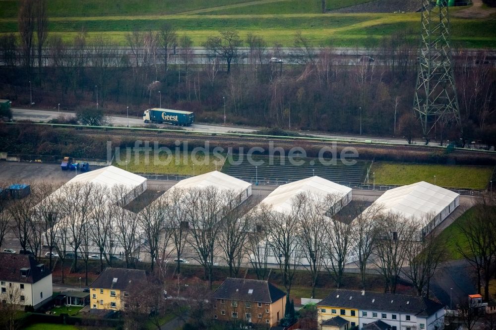 Luftbild Essen - Flüchtlingsheim- und Asylunterkunfts- Zeltlager als Behelfsunterkunft im Stadtteil Karnap in Essen im Bundesland Nordrhein-Westfalen