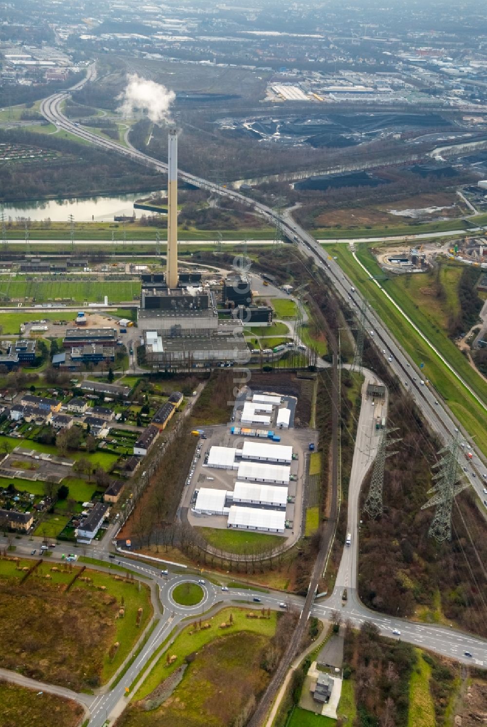 Luftaufnahme Essen - Flüchtlingsheim- und Asylunterkunfts- Zeltlager als Behelfsunterkunft im Stadtteil Karnap in Essen im Bundesland Nordrhein-Westfalen