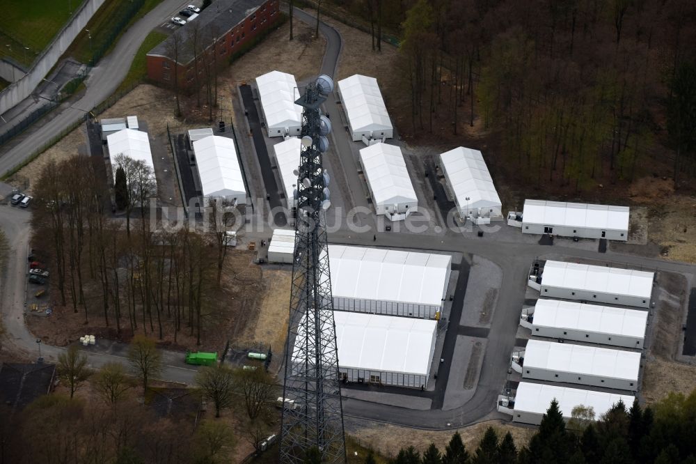 Luftaufnahme Büren - Flüchtlingsheim- und Asylunterkunfts- Zeltlager als Behelfsunterkunft Stöckerbusch in Büren im Bundesland Nordrhein-Westfalen