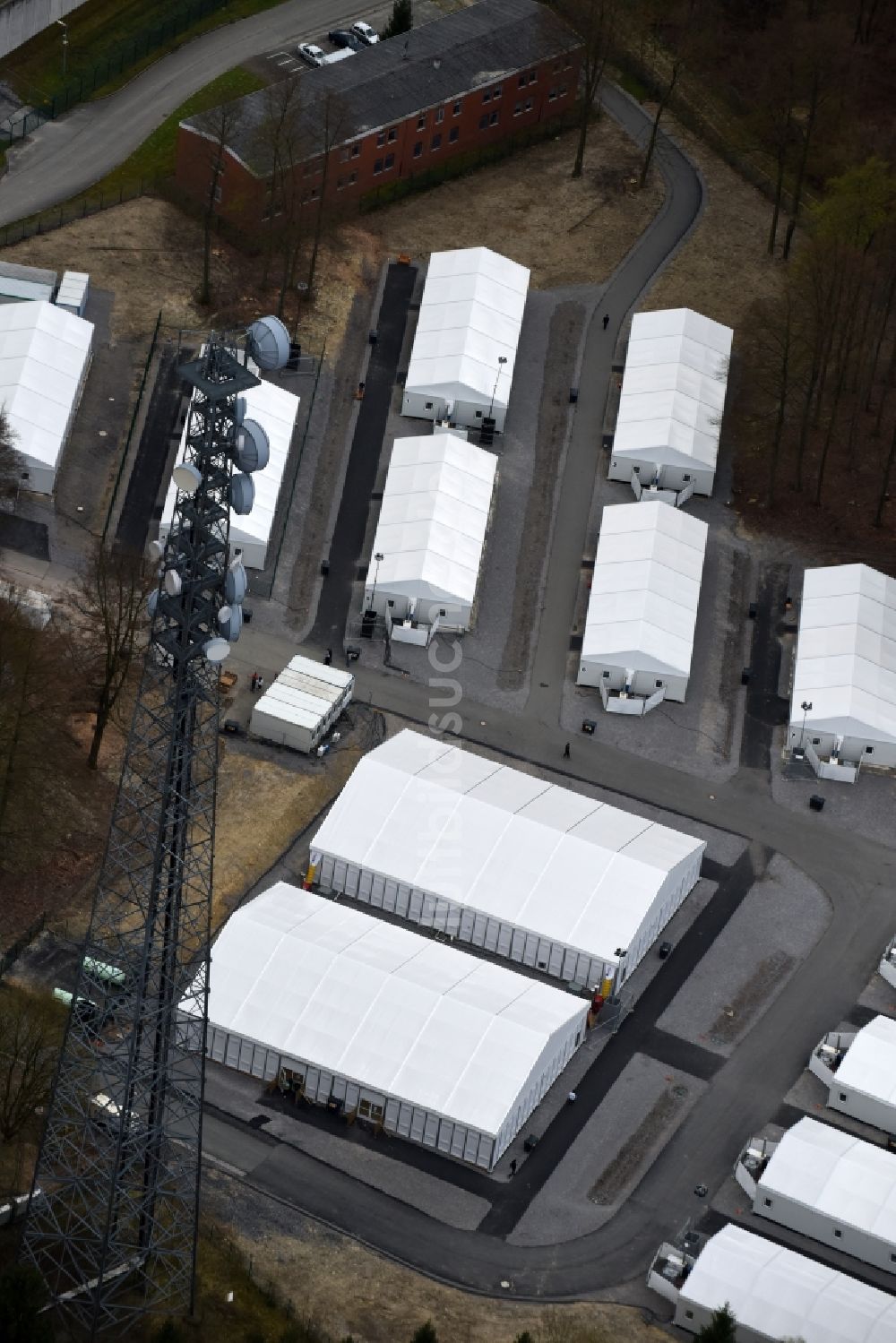 Büren aus der Vogelperspektive: Flüchtlingsheim- und Asylunterkunfts- Zeltlager als Behelfsunterkunft Stöckerbusch in Büren im Bundesland Nordrhein-Westfalen