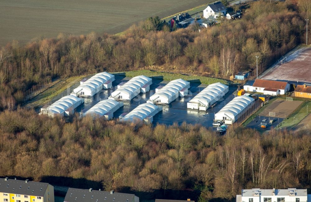 Luftbild Bochum - Flüchtlingsheim- und Asylunterkunfts- Zeltlager als Behelfsunterkunft an der Straße, Auf dem Esch im Ortsteil Wattenscheid in Bochum im Bundesland Nordrhein-Westfalen