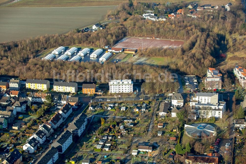 Luftaufnahme Bochum - Flüchtlingsheim- und Asylunterkunfts- Zeltlager als Behelfsunterkunft an der Straße, Auf dem Esch im Ortsteil Wattenscheid in Bochum im Bundesland Nordrhein-Westfalen