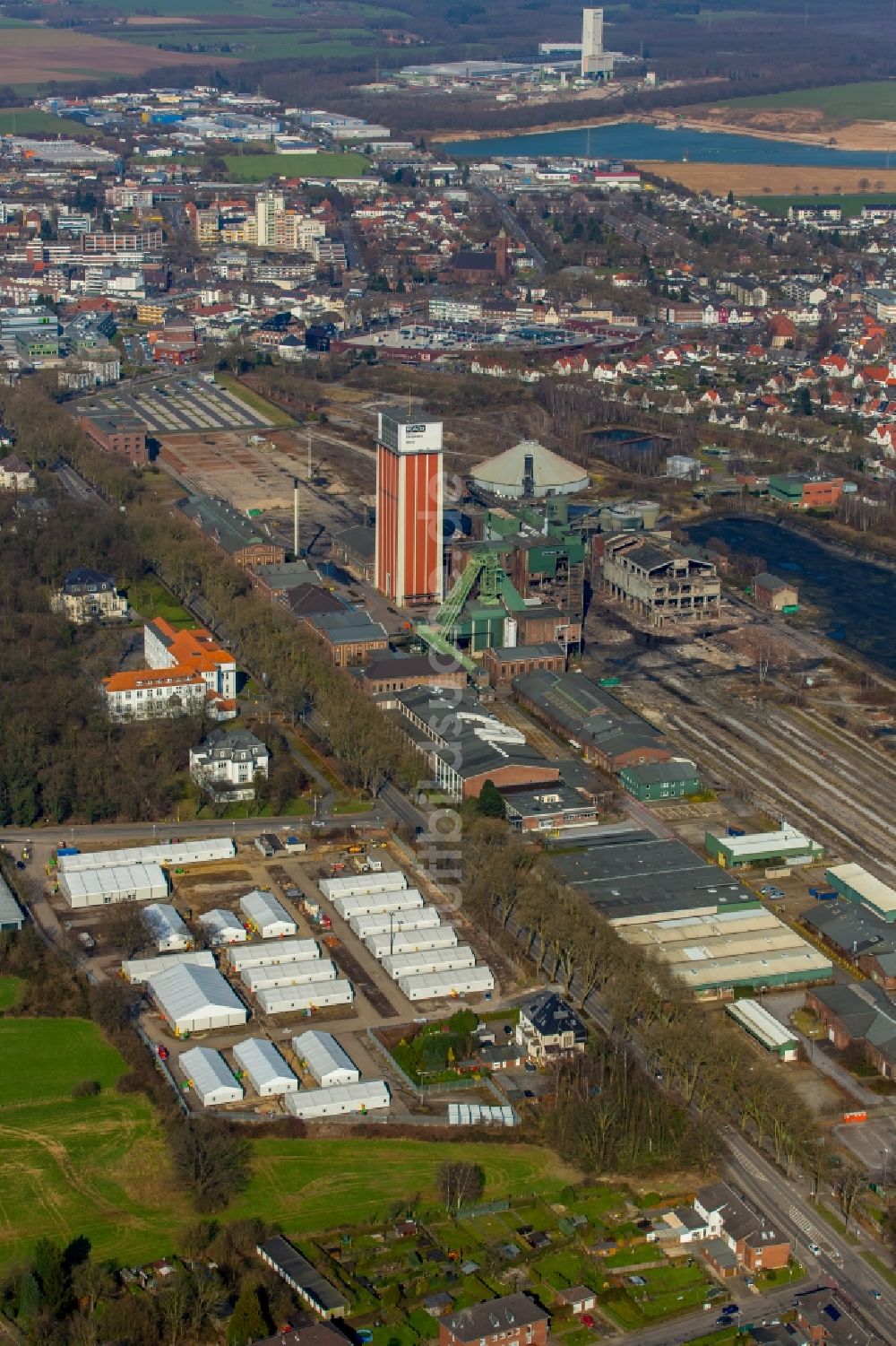 Kamp-Lintfort von oben - Flüchtlingsheim- und Asylunterkunfts- Zeltlager in Kamp-Lintfort im Bundesland Nordrhein-Westfalen