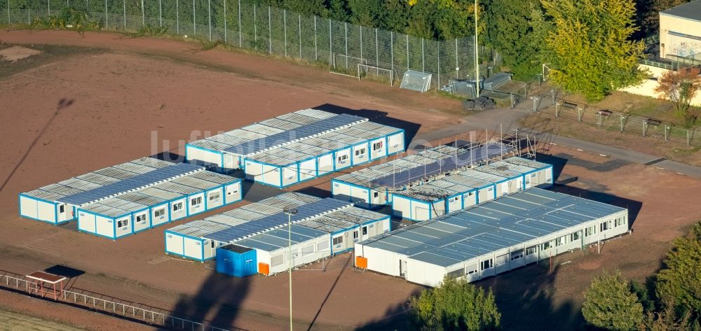 Luftaufnahme Gladbeck - Flüchtlingsheim- und Flüchtlingscontainer an der Gesamtschule Rentfort in Gladbeck im Bundesland Nordrhein-Westfalen