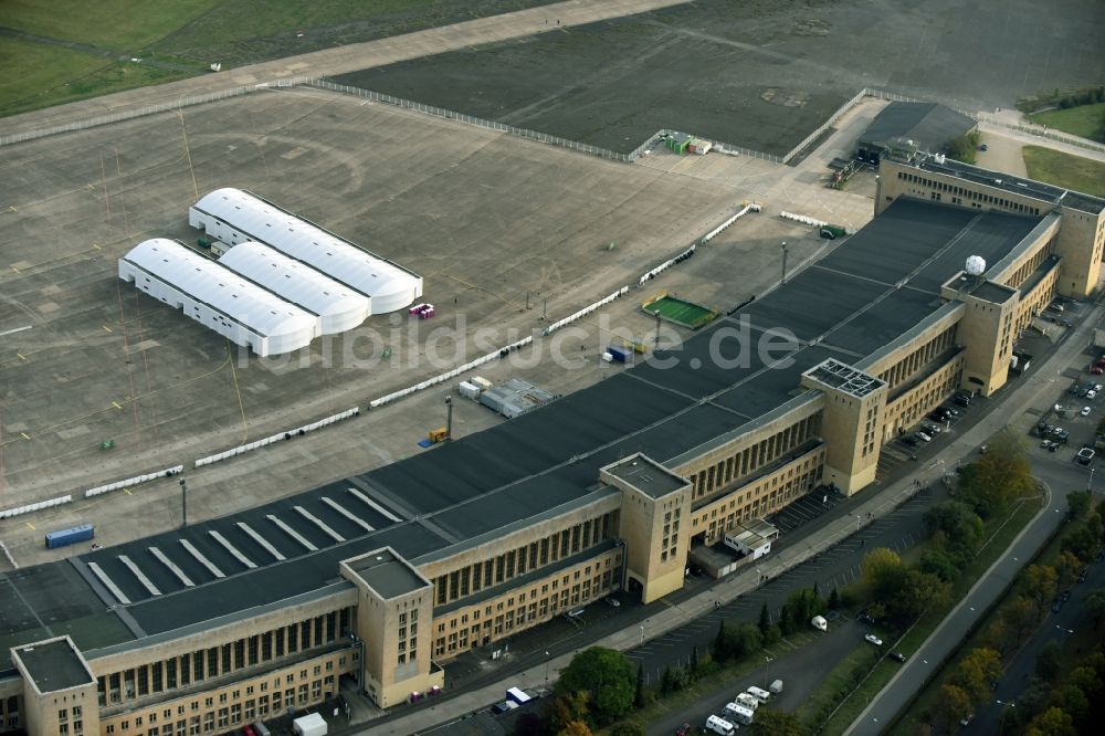 Berlin von oben - Flüchtlingslager auf dem Gelände des ehemaligen Flughafens Berlin-Tempelhof Tempelhofer Freiheit im Ortsteil Tempelhof in Berlin