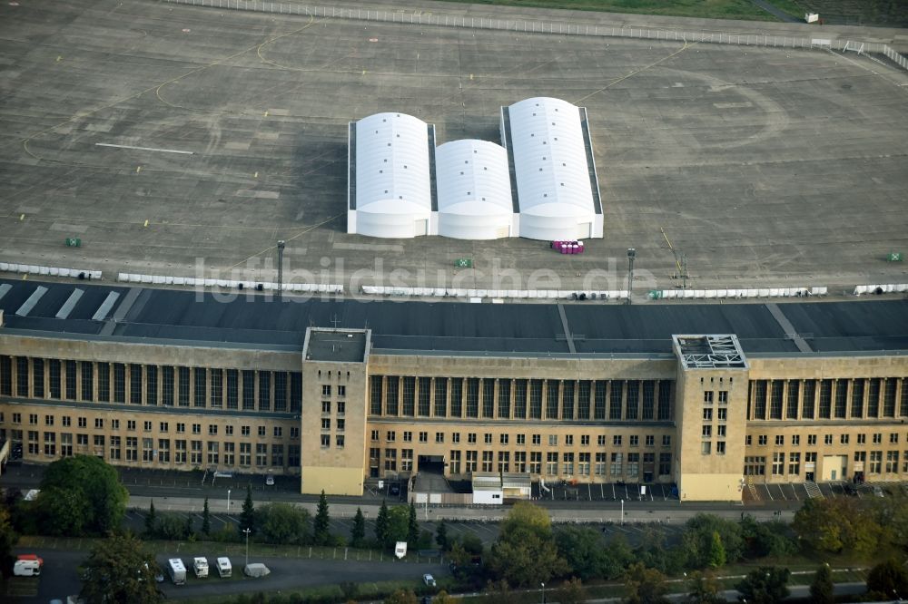 Luftbild Berlin - Flüchtlingslager auf dem Gelände des ehemaligen Flughafens Berlin-Tempelhof Tempelhofer Freiheit im Ortsteil Tempelhof in Berlin