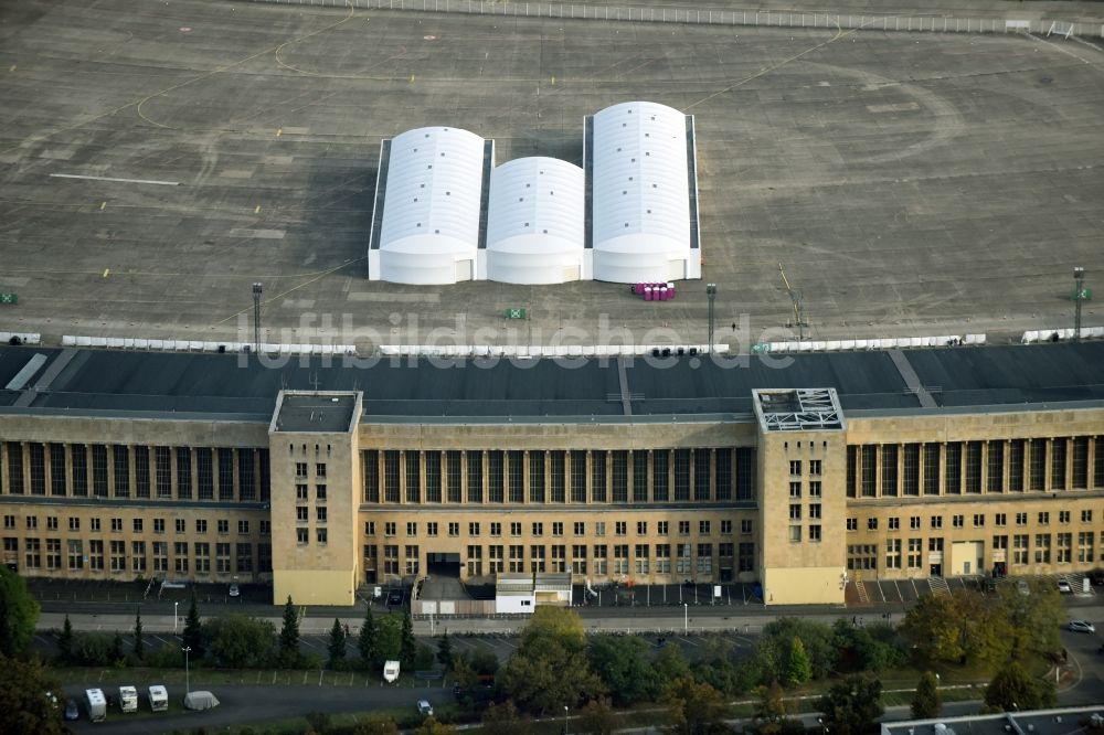 Luftaufnahme Berlin - Flüchtlingslager auf dem Gelände des ehemaligen Flughafens Berlin-Tempelhof Tempelhofer Freiheit im Ortsteil Tempelhof in Berlin