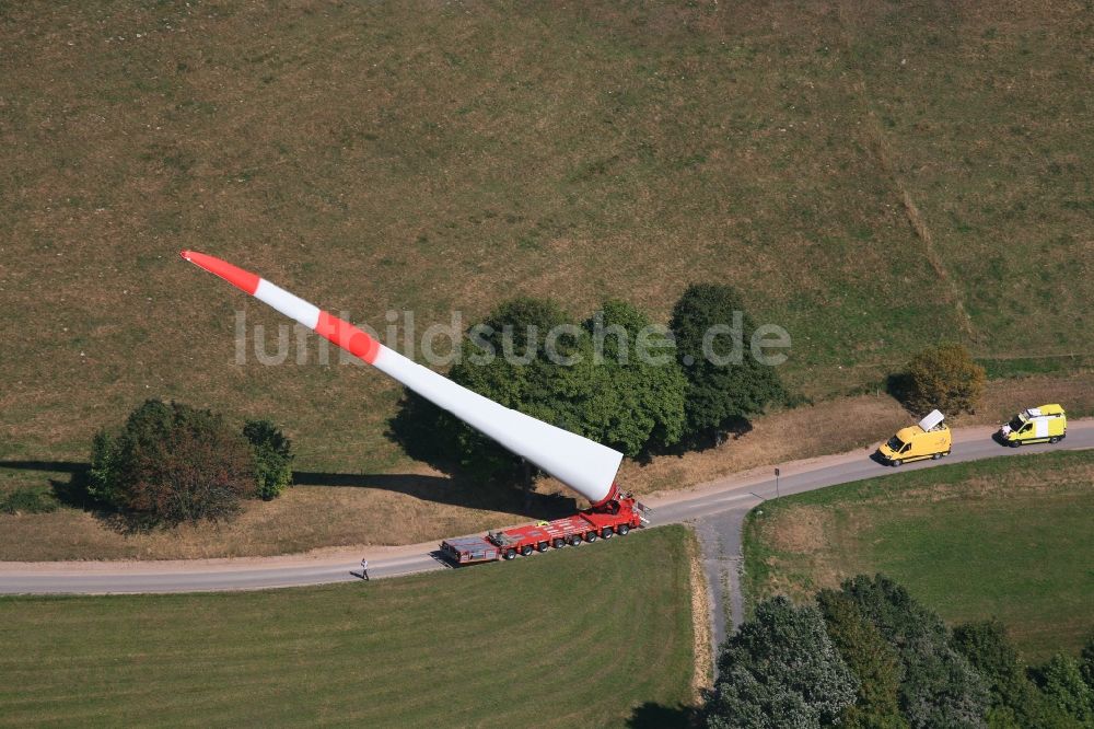 Schopfheim von oben - Flügel eines Windrades auf dem Weg zur Baustelle der Windenergieanlage auf dem Rohrenkopf bei Gersbach in Schopfheim im Bundesland Baden-Württemberg