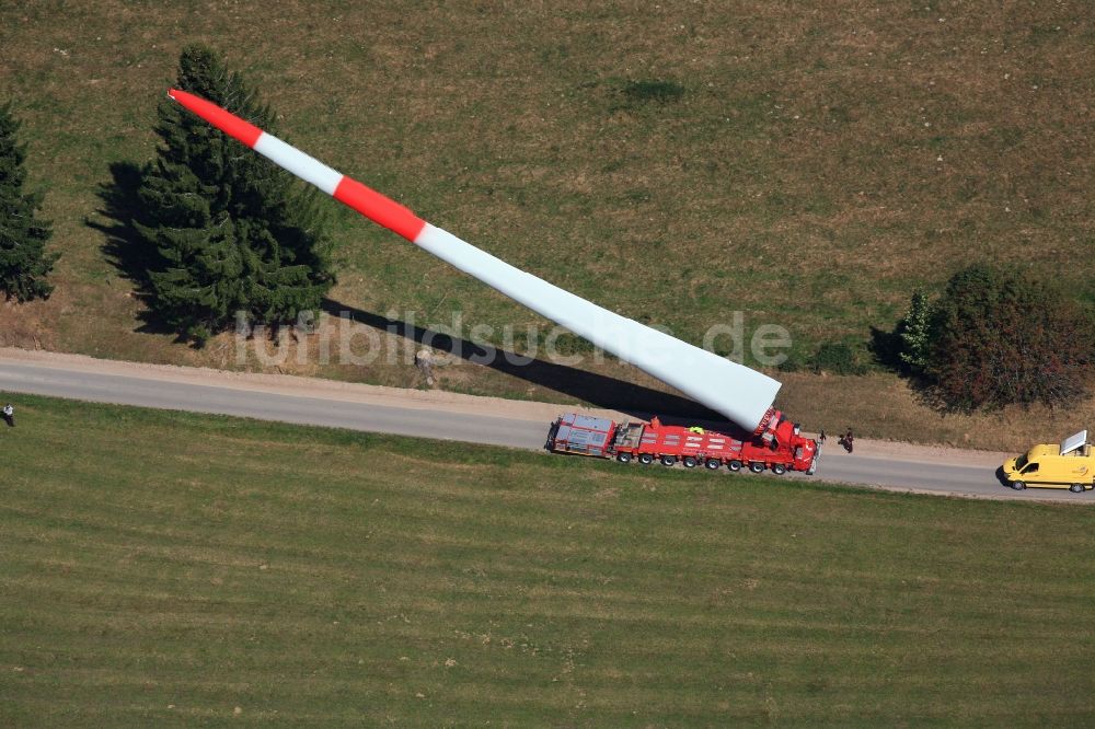 Luftbild Schopfheim - Flügel eines Windrades auf dem Weg zur Baustelle der Windenergieanlage auf dem Rohrenkopf bei Gersbach in Schopfheim im Bundesland Baden-Württemberg