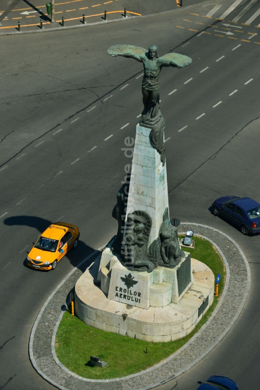 Bukarest von oben - Fliegerdenkmal ( Eroilor Aerului ) am Kreisverkehr des Bulevardul Aviatorilor im Stadtzentrum der Hauptstadt Bukarest in Rumänien