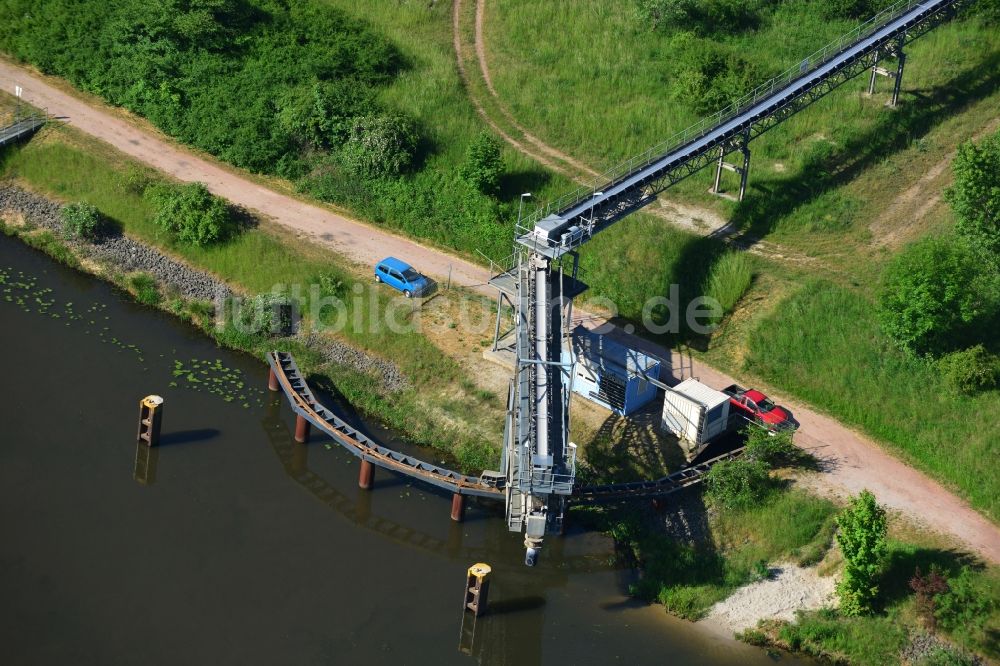 Elbe-Parey aus der Vogelperspektive: Fließbandstrecke der Belade- Verladestation für Sand, Kies und Steine am Ufer des Pareyer Verbindungskanales in Elbe-Parey im Bundesland Sachsen-Anhalt