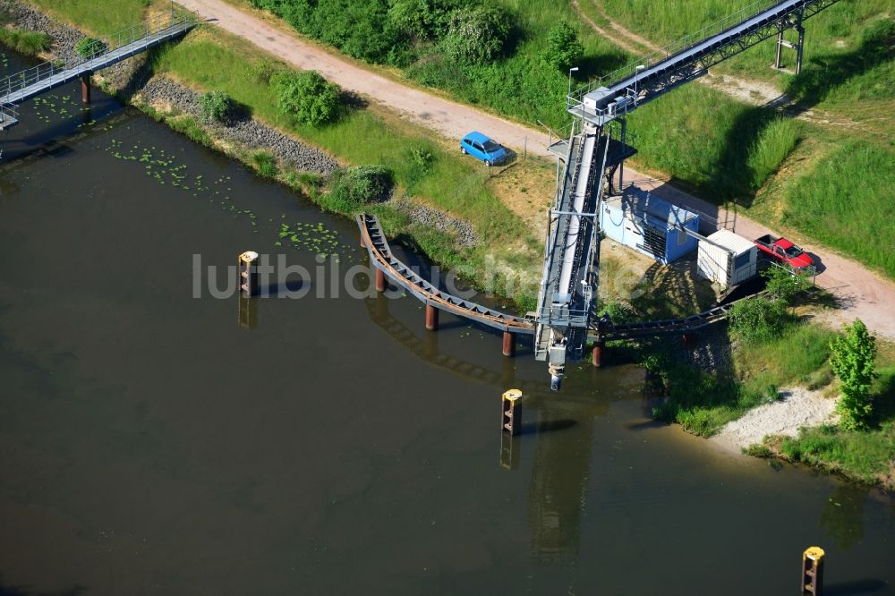 Luftbild Elbe-Parey - Fließbandstrecke der Belade- Verladestation für Sand, Kies und Steine am Ufer des Pareyer Verbindungskanales in Elbe-Parey im Bundesland Sachsen-Anhalt