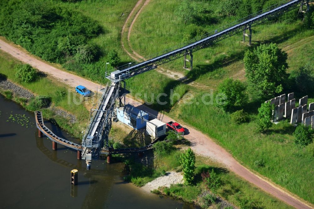 Luftaufnahme Elbe-Parey - Fließbandstrecke der Belade- Verladestation für Sand, Kies und Steine am Ufer des Pareyer Verbindungskanales in Elbe-Parey im Bundesland Sachsen-Anhalt