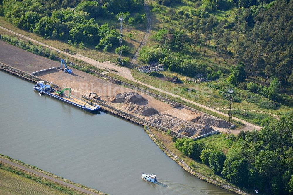 Luftaufnahme Genthin - Fließbandstrecke der Belade- Verladestation für Schütt- Güter am Ufer des Elbe-Havel-Kanales in Genthin im Bundesland Sachsen-Anhalt