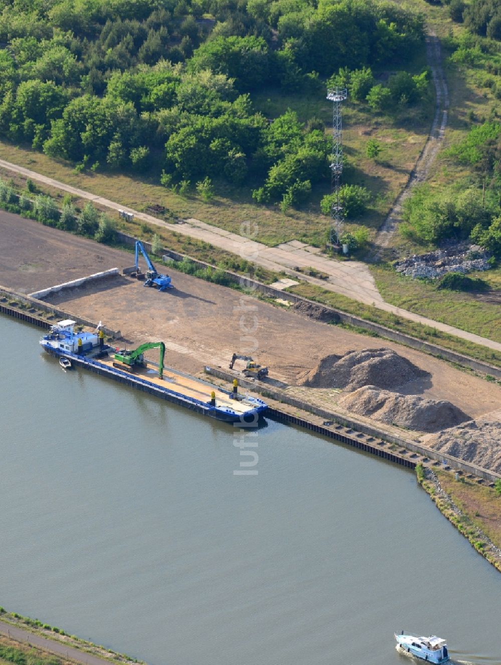 Genthin von oben - Fließbandstrecke der Belade- Verladestation für Schütt- Güter am Ufer des Elbe-Havel-Kanales in Genthin im Bundesland Sachsen-Anhalt