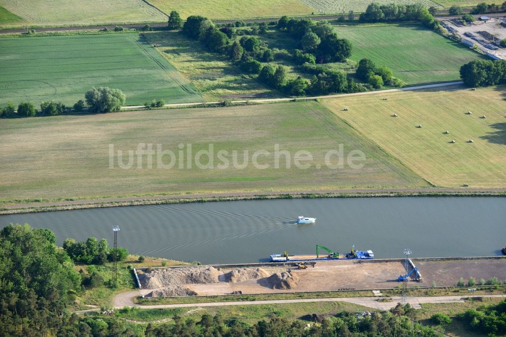 Genthin aus der Vogelperspektive: Fließbandstrecke der Belade- Verladestation für Schütt- Güter am Ufer des Elbe-Havel-Kanales in Genthin im Bundesland Sachsen-Anhalt