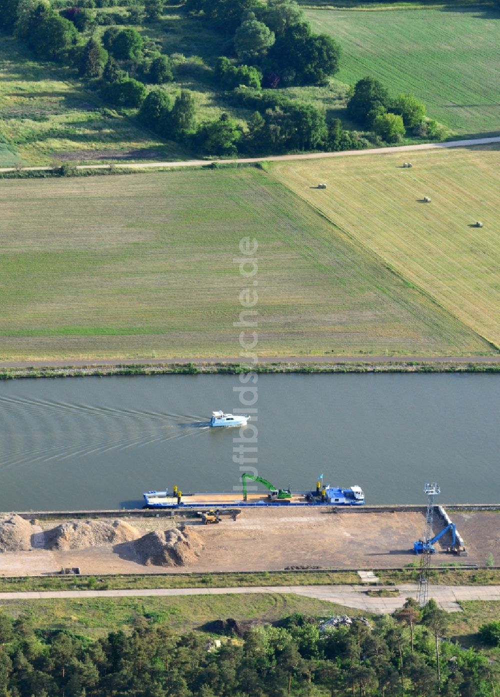 Luftbild Genthin - Fließbandstrecke der Belade- Verladestation für Schütt- Güter am Ufer des Elbe-Havel-Kanales in Genthin im Bundesland Sachsen-Anhalt