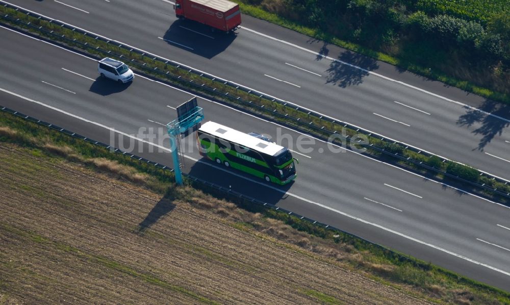 Luftbild Rosdorf - FLIXBus auf der Autobahn A 7in Rosdorf im Bundesland Niedersachsen