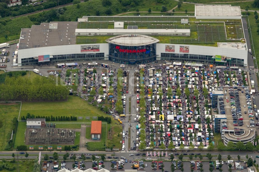 Luftaufnahme Bottrop - Flohmarkt vor dem Einrichtungshaus Ostermann in Bottrop im Bundesland Nordrhein-Westfalen