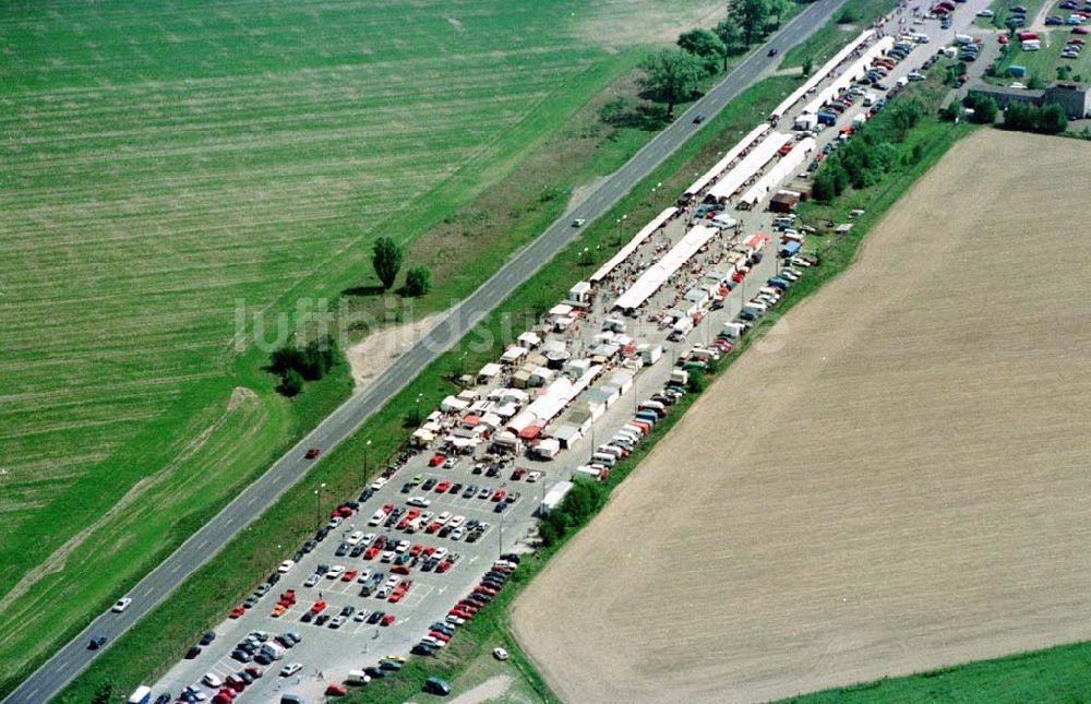 Luftbild Mahlow / Brandenburg - Flohmarkt in Mahlow am ehem. Grenzübergang