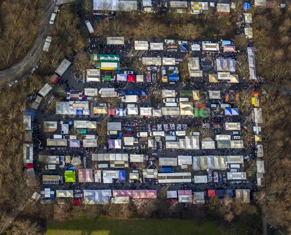 Dortmund aus der Vogelperspektive: Flohmarkt - Markttreiben auf dem Parkplatz der Universität Dortmund im Bundesland Nordrhein-Westfalen NRW