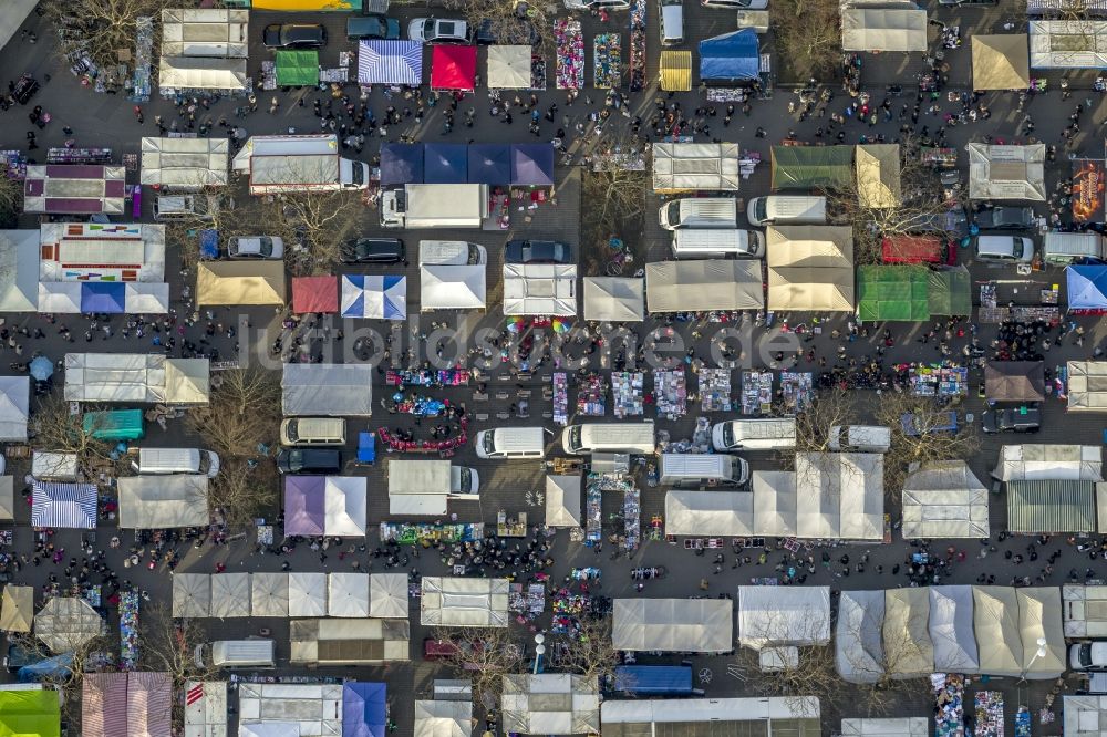 Luftaufnahme Dortmund - Flohmarkt - Markttreiben auf dem Parkplatz der Universität Dortmund im Bundesland Nordrhein-Westfalen NRW