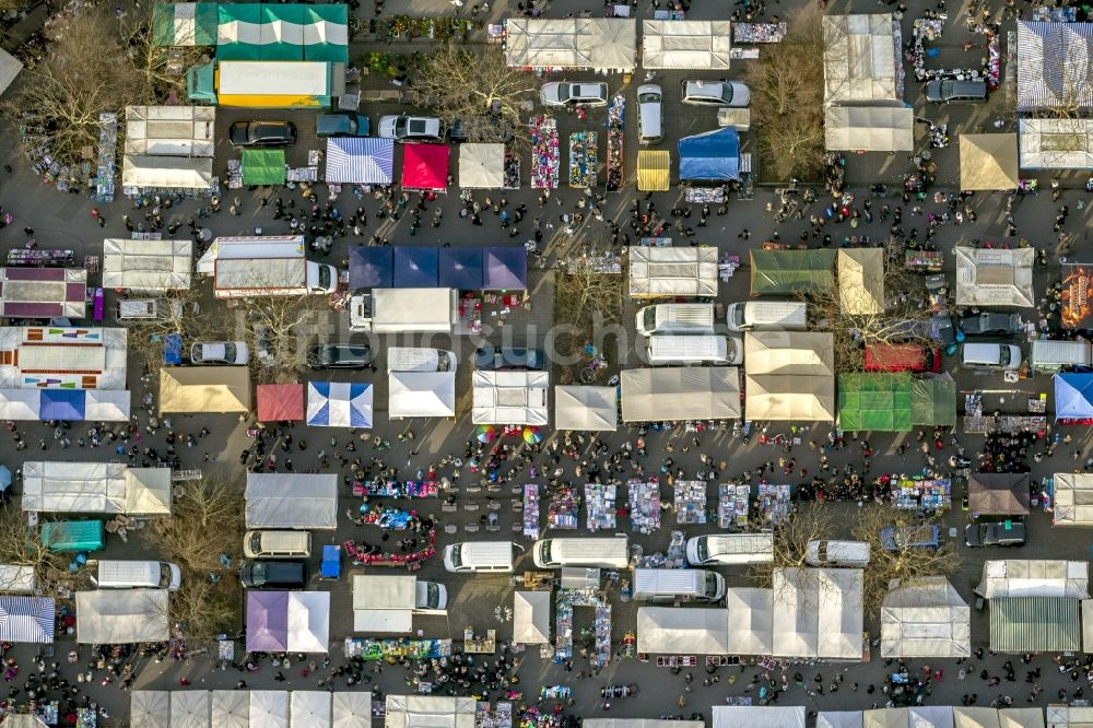 Dortmund von oben - Flohmarkt - Markttreiben auf dem Parkplatz der Universität Dortmund im Bundesland Nordrhein-Westfalen NRW